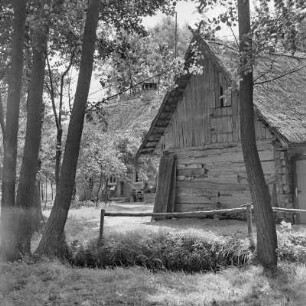 Strohgedecktes Blockhaus in Burg-Kauper. : Ze słomu skryte kładźity twar w Kupaŕskich Bórkowach.