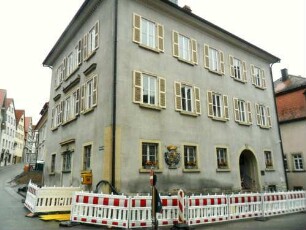 Stadtbild-Schloßstrasse-Ecke Bühlhofer Straße- im Kern Barockesr Adelssitz (renoviert) über Eck in Übersicht mit Gräflichem Allianzwappen der Linie Hohenlohe-Ingelfingen
