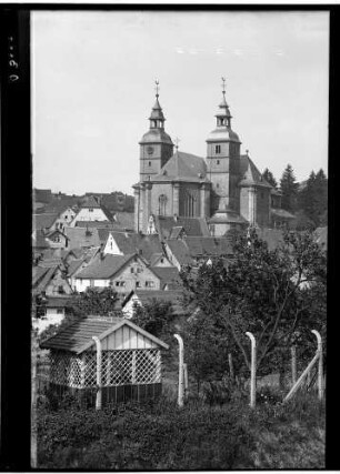 Walldürn Ortsbild mit der katholischen Stadtkirche Sankt Georg im Hintergrund