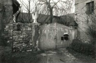 Dresden-Omsewitz, Altburgstädtel 18. Ehemaliger Bauernhof (18. Jh., mit Bildhauerwerkstatt), Hoftor