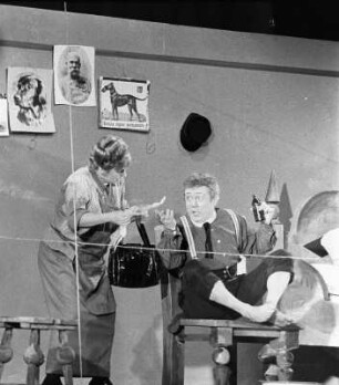 Szenenbilder aus "Der brave Soldat Schwejk", Oper von Robert Kurka nach Jaroslav Hašek mit Libretto von Abel Meeropol (Lewis Allan). Komische Oper Berlin, 05.03.1960 (Erstaufführung 06.03.1960) : Mit Werner Enders als Schwejk