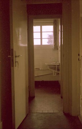 Schulstraße (24): Backsteinvilla: Innenansicht: Renovierung: Blick durch geöffnete Tür in Badezimmer, Waschbecken, Sprossenfenster