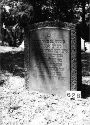 Grabstein 628 (Index: 99630130) Material: Granit mit geschliffener Platte Zustand: gut Maße HxBxT: 92x66x35 cm Beschreibung: Stele, Segmentbogenabschluß: Grabstein 628