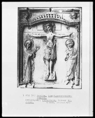Kreuzigung Christi mit Maria und Johannes unter einem Baldachin