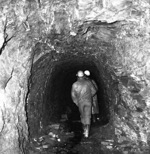 Plauen, Reichsstraße 11. Alaunbergwerk "Ewiges Leben". Bergmänner in einem Schachtgang