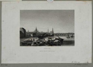 Stadtansicht von Dresden, Blick von Osten über die Elbe mit Booten auf Altstadt und Augustusbrücke