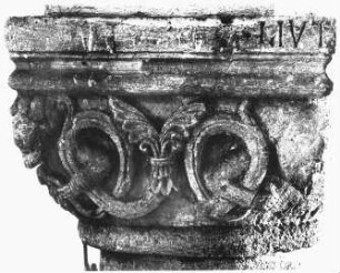 Freising, Dom St. Maria und Korbinian, Domkrypta, nördl. Säulenreihe, 1. Säule von Osten, figürlich-ornamentales Kapitell (mit Inschrift LIVT-PREHT)