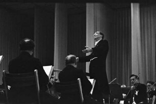 Donaueschingen: Donaueschinger Musiktage; Hans Rosbaud dirigierend; Debussy