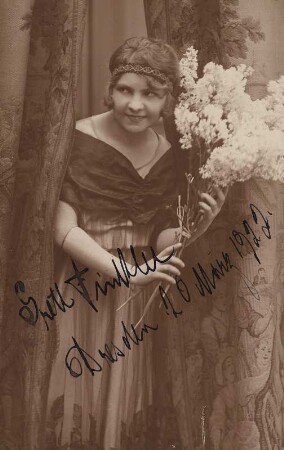 Porträt Gretl Finckler? (Sängerin und Schauspielerin; Dresden). Fotografie (Weltpostkarte mit Autogramm) von Martin Herzfeld, Dresden um 1920