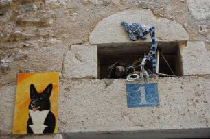 Vence - Hausschmuck mit Hundebild : Hausschmuck in der Kleinstadt Vence bei Nizza, aufgenommen im April 2006