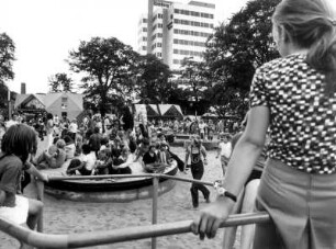 Hamburg-Neustadt. Internationale Gartenbauaustellung (IGA) auf dem Gelände von Planten un Blomen. Kinder auf einem Spielplatz