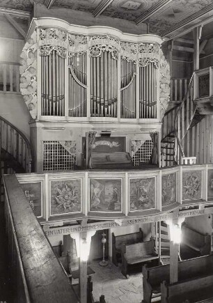 Eule-Orgel in der Kreuzkapelle Mauersberg : Großrückerswalde-Mauersberg. Kreuzkapelle (1951-1953; F. Steudtner, H. Helas; Äußeres nach der ehemaligen Wehrkirche). Inneres von der 2. Empore zur Orgelempore mit zweimanualiger Orgel II/16 op. 263 (1952-1953; Hermann Eule Orgelbau)
