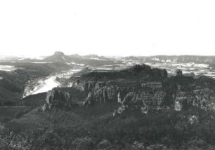 Sächsische Schweiz. Heringsgrund gegen Schrammsteine, Elbtal und Lilienstein. Blick vom Großen Winterberg