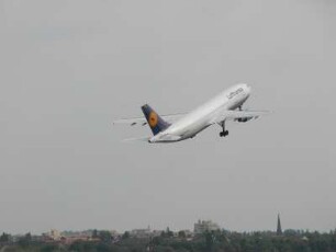 Berlin - Flughafen Tegel : Startende Lufthansamaschine, aufgenommen 2004 am Flughafen Tegel in Berlin