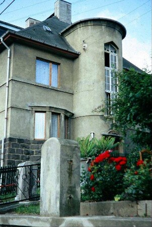 Fassade mit halbrundem Turmanbau eines 1930 gebauten Hauses
