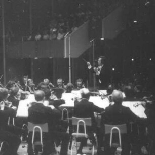 Konzert der Dresdner Philharmonie unter Leitung von Johannes Winkler (S. Kurz: Aufenthalt auf Erden; Klavierkonzerte von Skrjabin und Tschaikowski). Kulturpalast Dresden, 24.09.1976