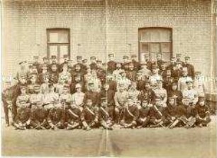 Festgesellschaft des Befehlshabers der japanischen 2. Armee mit japanischen Offizieren und europäischen Militärbeobachtern nach der siegreichen Schlacht um die Stadt Liaoyang in der Mandschurei