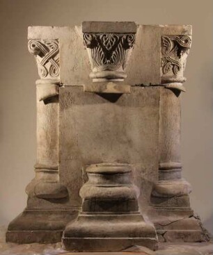Romanisches Pfeilerbündel, wohl aus einem Kirchenschiff