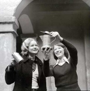 Museum : Wurzen. Zwei junge Frauen mit Zinnkannen in der Hand