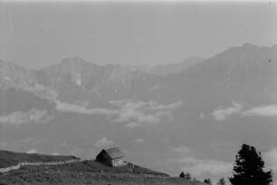 Berghütte : Berghütte vor Alpenpanorama.