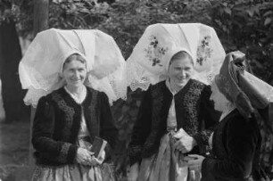Frauen in Kirchgangstracht nach der Heiligen Messe in Burg. : Žony w kemšacej drasće po Božej mši w Bórkowach.