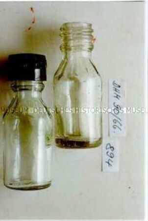Flaschen "10" ccm (leer), eine Flasche mit Schraubverschluss