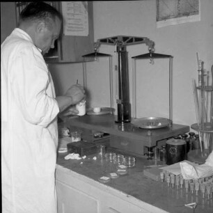 Isotopen. Chemiker bei der Arbeit