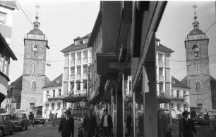 Siegen: Straße und Rathausturm [Turm Nicolaikirche] mit Schaufensterspiegelung
