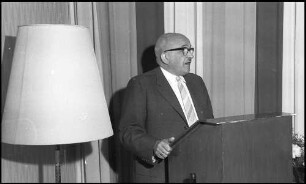 Freiburg: Colombi Hotel, Pressekonferenz [zur Eröffnung der Zweigniederlassung von Shell], Redner, Direktor, Zweigniederlassung Stuttgart