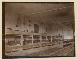 Foto eines mit Mannschaftsbetten eingerichteten Mittelraums im alten Lager