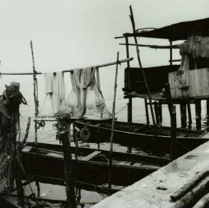 Bootshaus und Fischernetze, Lagos : Lagos (Nigeria). Bootshaus und Fischernetze, um 1960