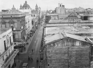 Stadtansicht : Blick auf Hausdächer und die Straße einer Stadt
