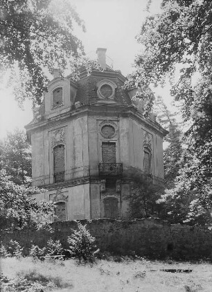 Moritzburg. Das Hellhaus im Park von Norden gesehen