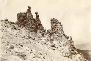 Chimborazo. Süd-Flanke. Felszacken aus Schutt (Moränen?)