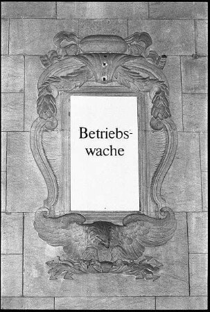 Historische Fassade mit Schild "Betriebswache"