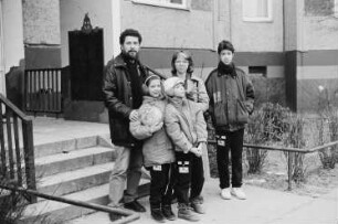 Der Schriftsteller Richard Pietraß mit seiner Frau Erika Pietraß und den Kindern Moritz Pietraß, Kaspar Pietraß und Elisabeth Pietraß vor einem Wohnblock