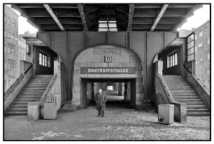 Passant am Nordausgang des U-Bahnhof Dimitroffstraße