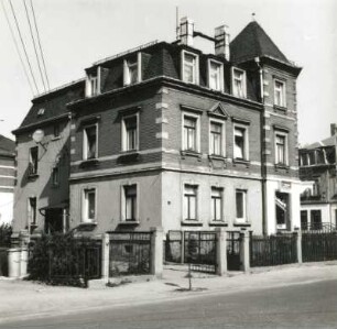 Dresden-Cossebaude, Heinrich-Mann-Straße 7. Wohnhaus (um 1900). Straßenansicht mit Einfriedung