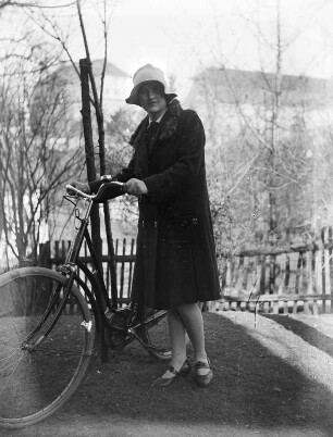 Mittelsachsen, Frauenportrait : Mittelsachsen. Dame mit Fahrrad
