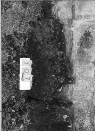 Grabstein 107 (Index: 100114802) Zustand: nur Bruchstücke erhalten Maße HxBxT: 90x60x25 cm: Grabstein 107