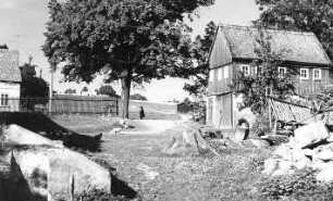 Seifhennersdorf. Blick zum Windmühlenberg vom ehem. Gut Donath an der Nordstraße