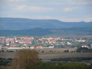 Nordhausen - Stadtansicht : Vor den Bergen des Harzes liegt die Kreisstadt Nordhausen. Aufgenommen am 18. August 2010
