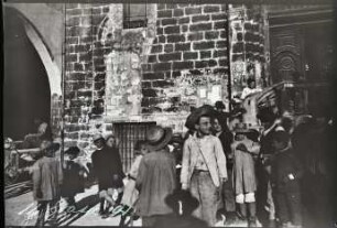 Grasse. Kinder auf der Place du Petit-Puy vor der Kathedrale Notre-Dame-du-Puy