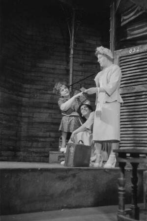 Szenenbilder aus dem Drama "Endstation Sehnsucht" von Tennessee Williams am Schlossparktheater Berlin-Steglitz : Szene mit Erna Sellmer (links) und Marianne Hoppe als Blanche DuBois (rechts)