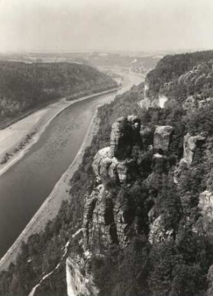 Elbsandsteingebirge. Blick von der Bastei elbabwärts mit dem Wartturm