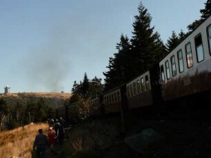 Links: Brockenplateau, Harzer Schmalspurbahn fährt zum Brocken, Wanderer auf dem Goetheweg