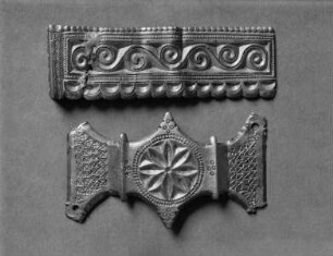 Zwei ornamentierte silberne Beschläge