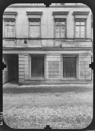 Arnstadt, Johannisgasse. Wohnhaus mit Laden (ehem. Spirituosen und Tabakwaren). Straßenfront (Teilansicht)