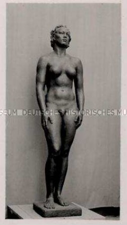 Berlin, Bildhauer Professor Georg Kolbe, Figur "Junges Weib"