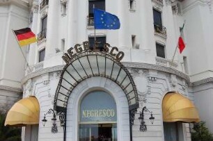 Nizza - Hotel Negresco : Haupteingang zum Luxus-Hotel Negresco an der Promenade des Anglais in Nizza. 2006